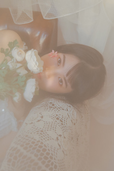 美女扒开胸罩露出奶头的